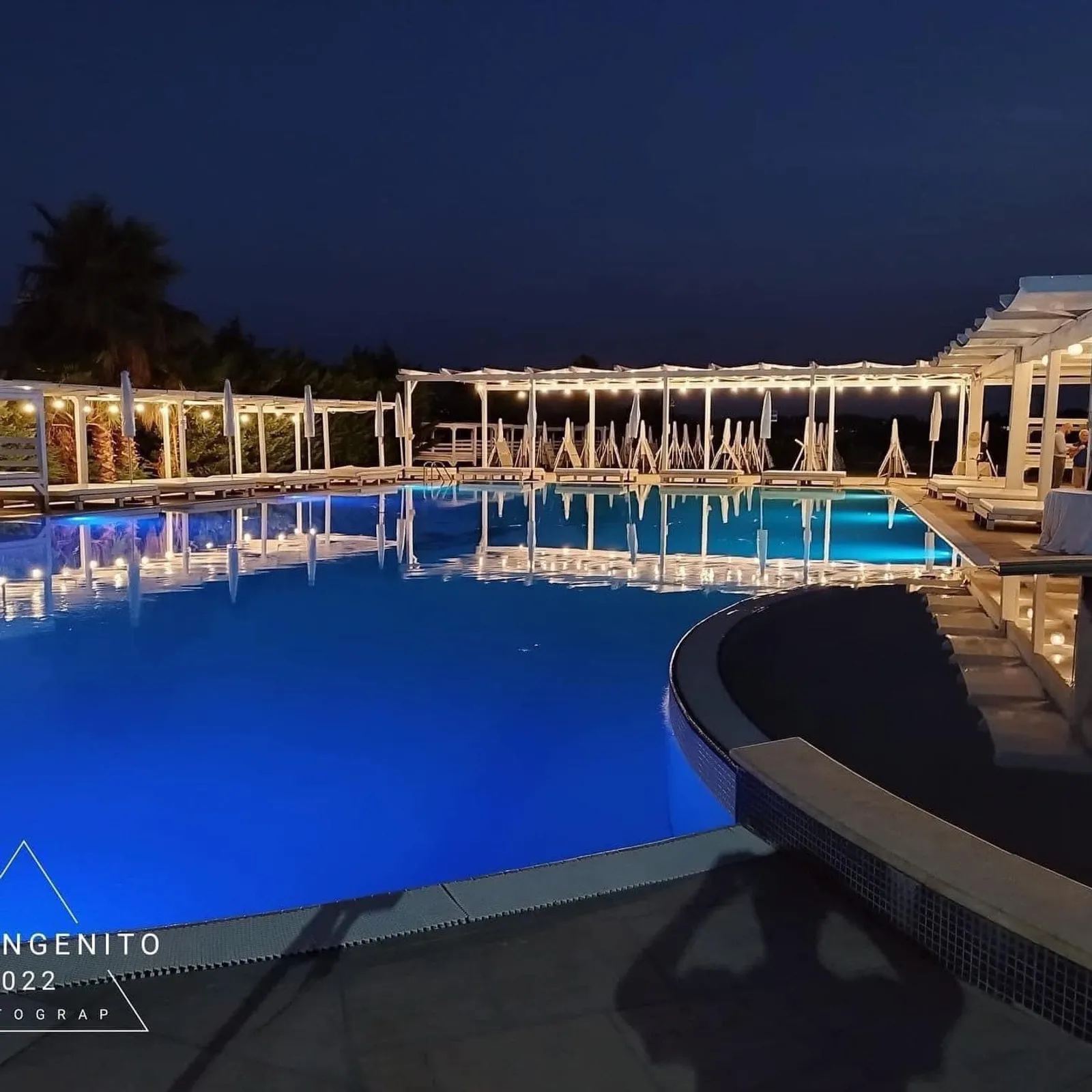 Piscina di Senso Farm Mojito illuminata di sera