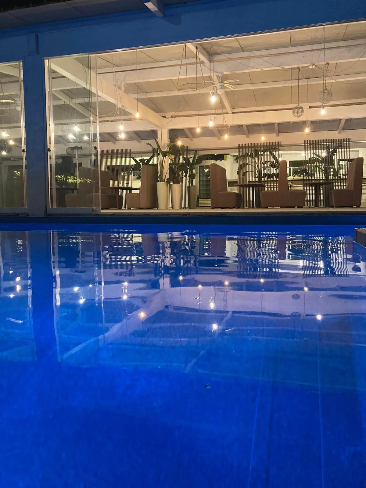 Piscina con vista sulla lounge