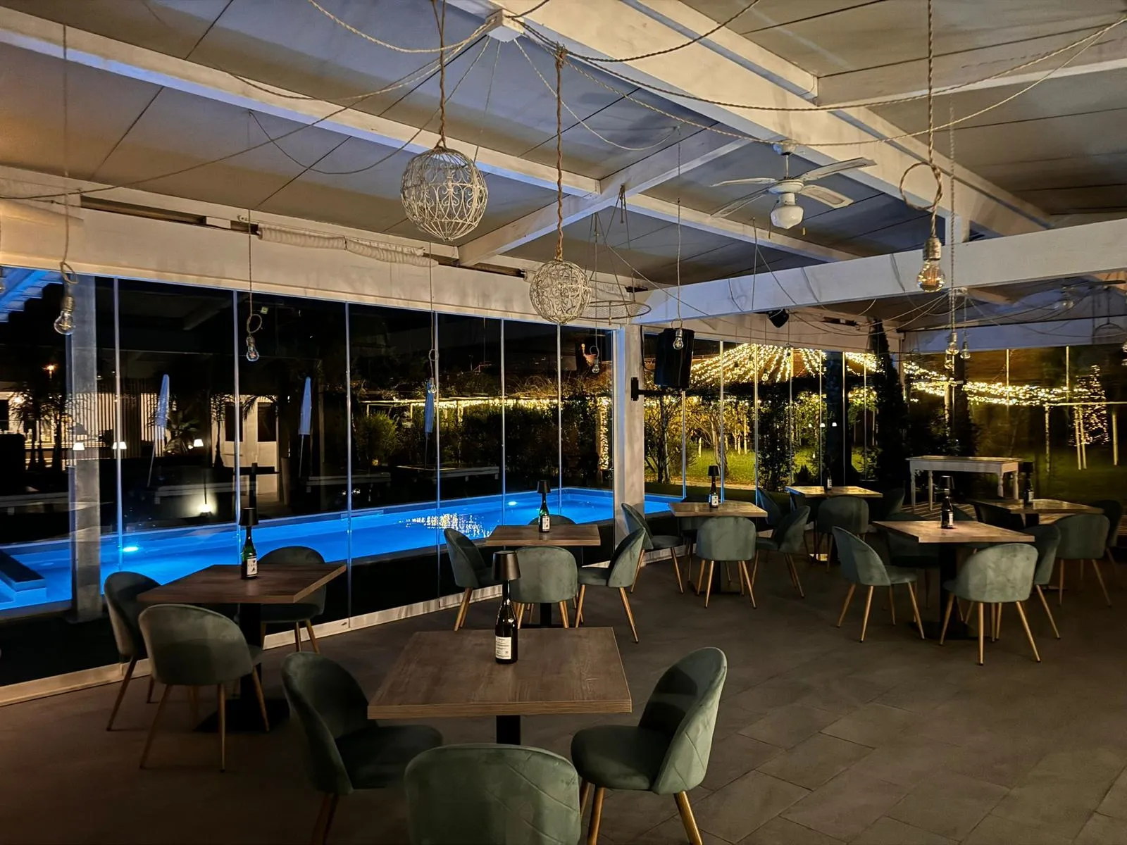 Sala interna con vista piscina di sera